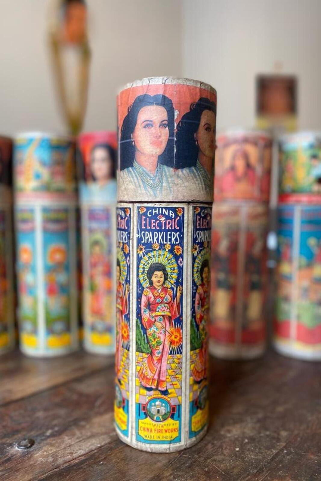 Boîte ancienne à feux d'artifice - Curiosity Lab