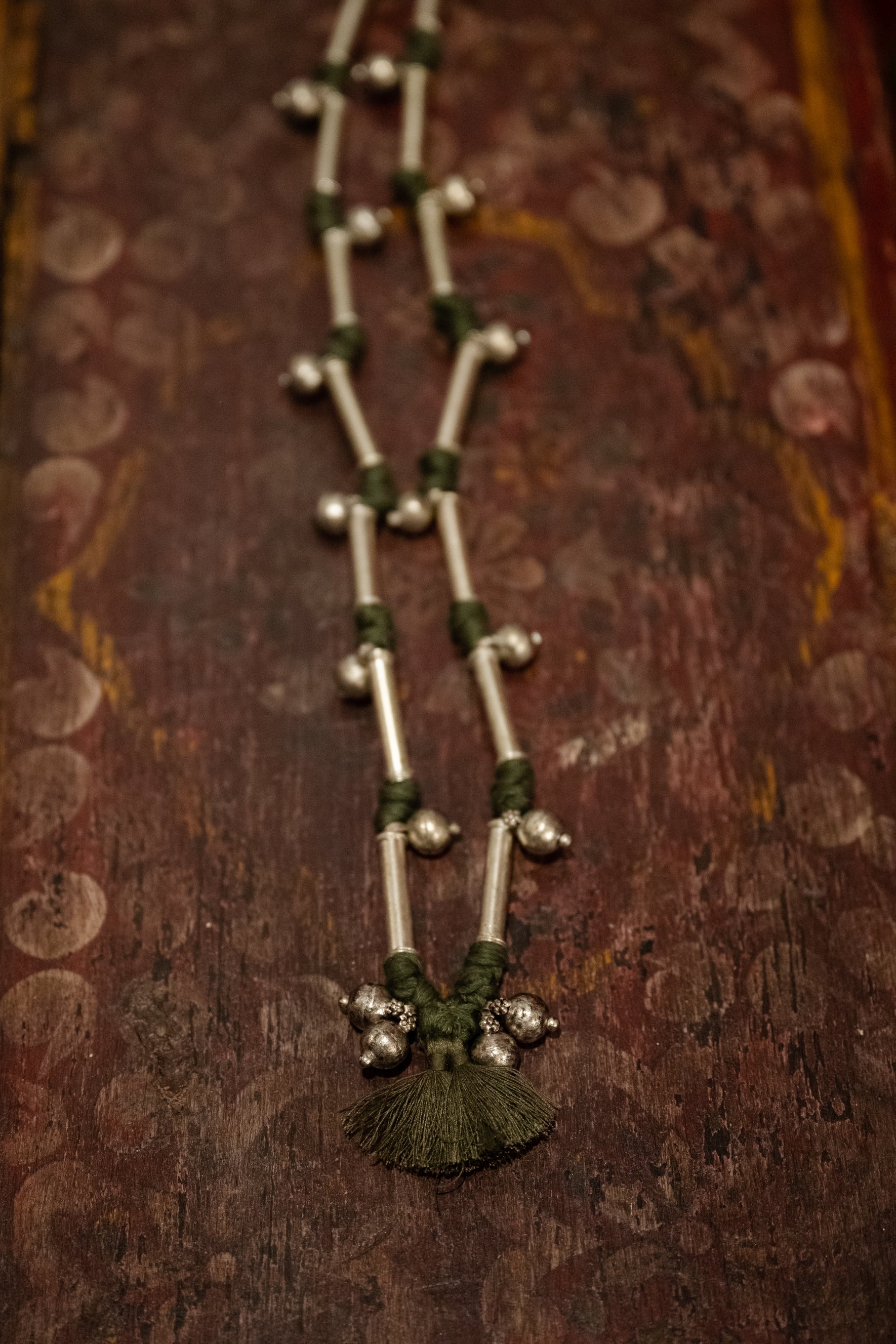 collier tribe laiton et fil de coton