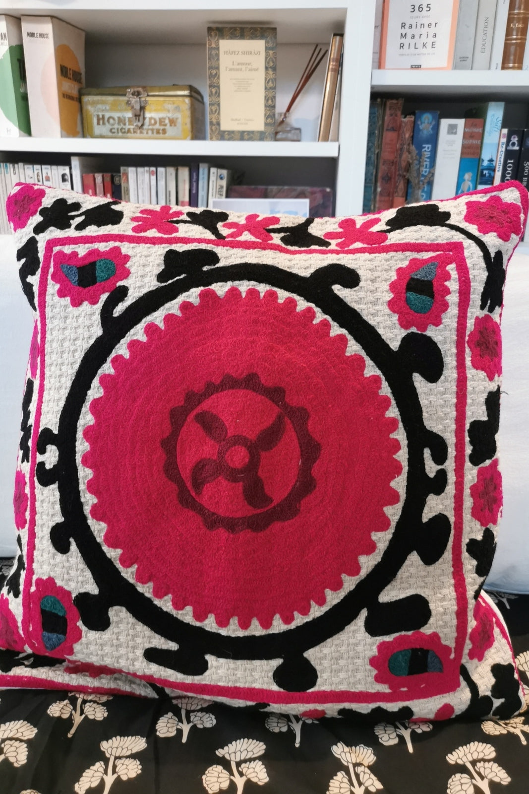 Housse de coussin brodé Suzani 60X40CM ROSE NOIR