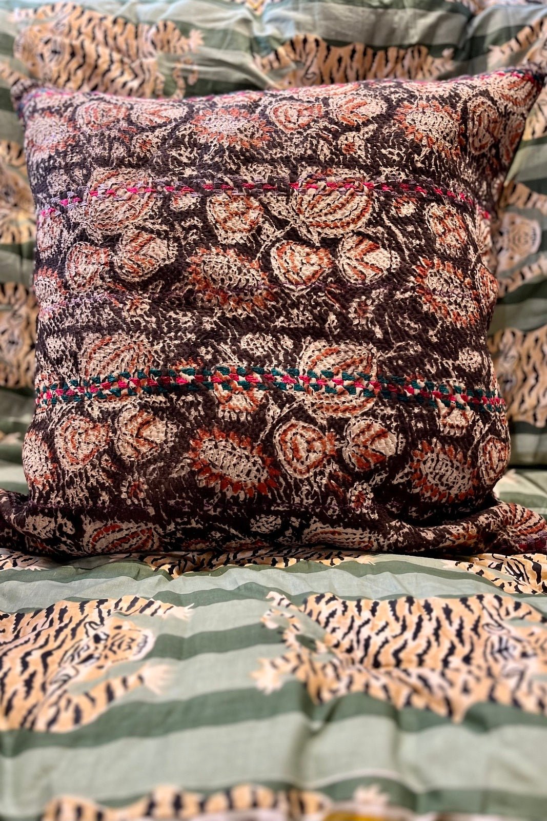 Housse de Coussin en Kantha Satkhira FLORAL CARBONE