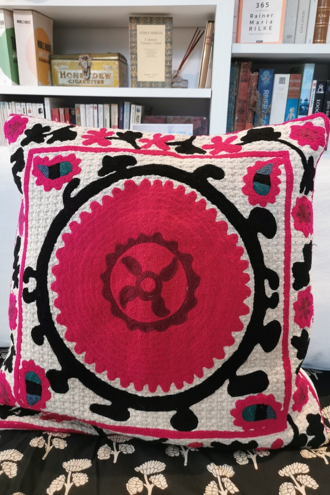 Housse de coussin brodé Suzani - Curiosity Lab