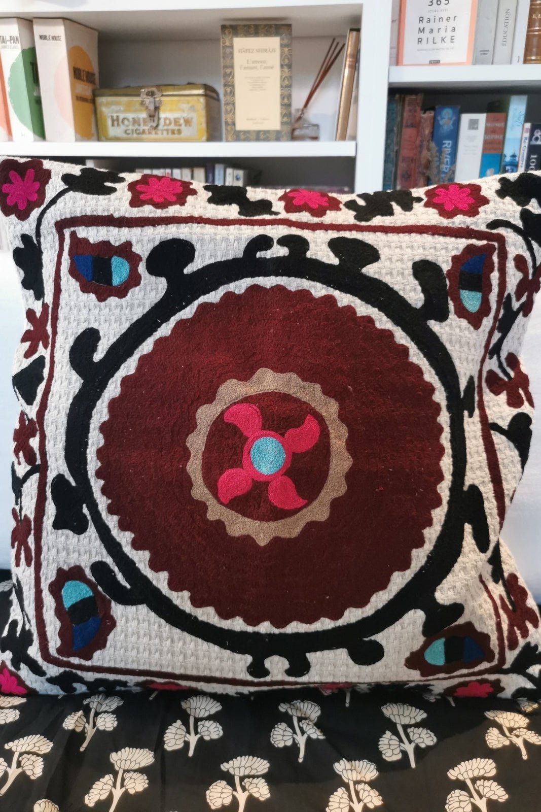 Housse de coussin brodé Suzani - Curiosity Lab
