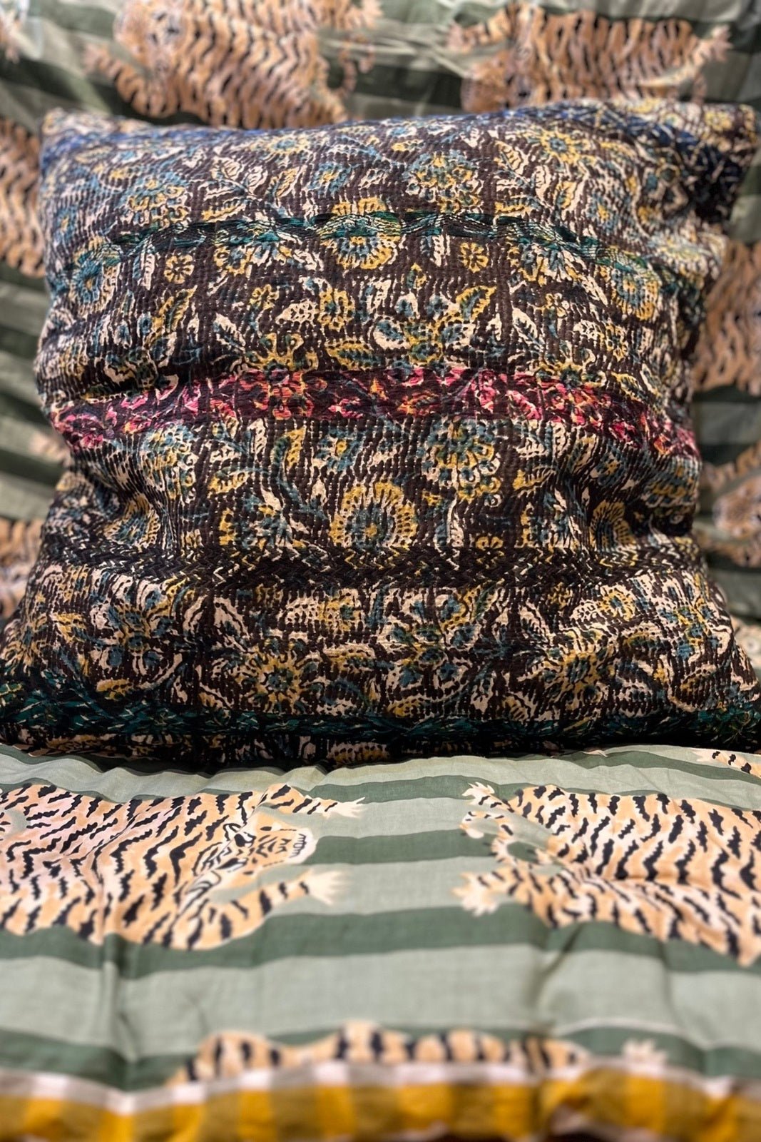 Housse de Coussin en Kantha Satkhira CARBONE ET TURQUOISE